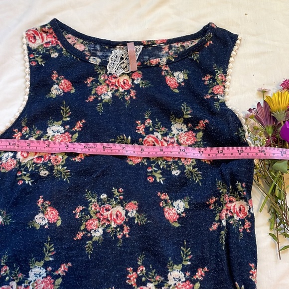Boho Petite Floral Tank with Lace Hem size S - Picture 4 of 6